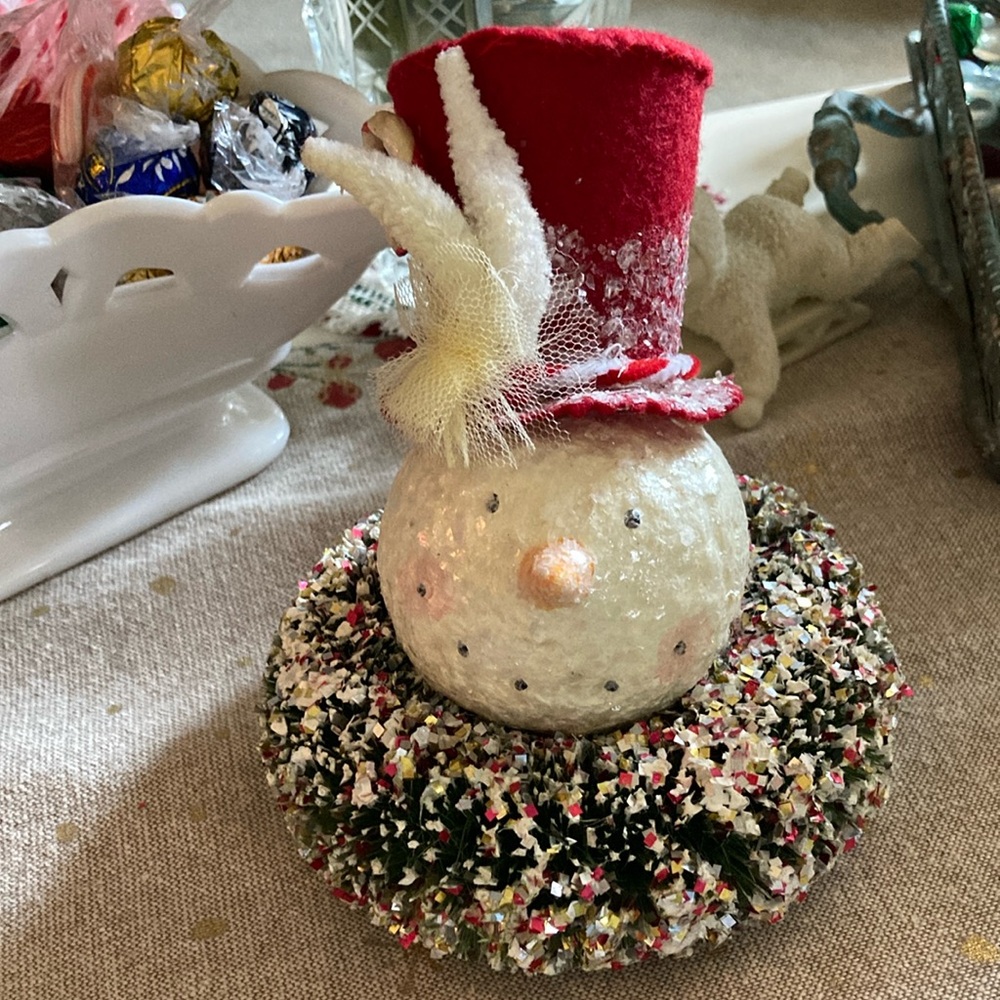 Adoration snowman head with wreath collar and top hat 🎩, very vintage style⛄️⛄️